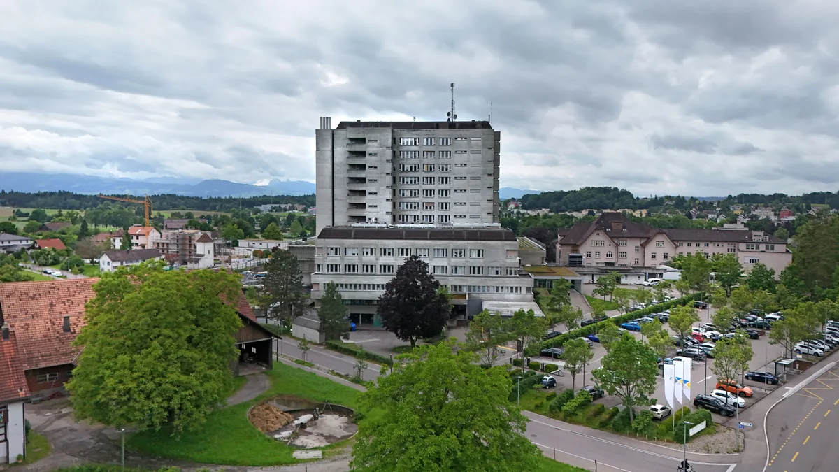 Blick auf das GZO Spital in Wetzikon.